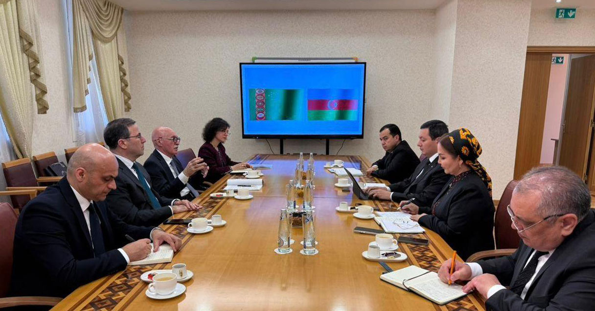 Firudin Qurbanov Türkmənistanın təhsil nazirinin müavinləri ilə görüşüb