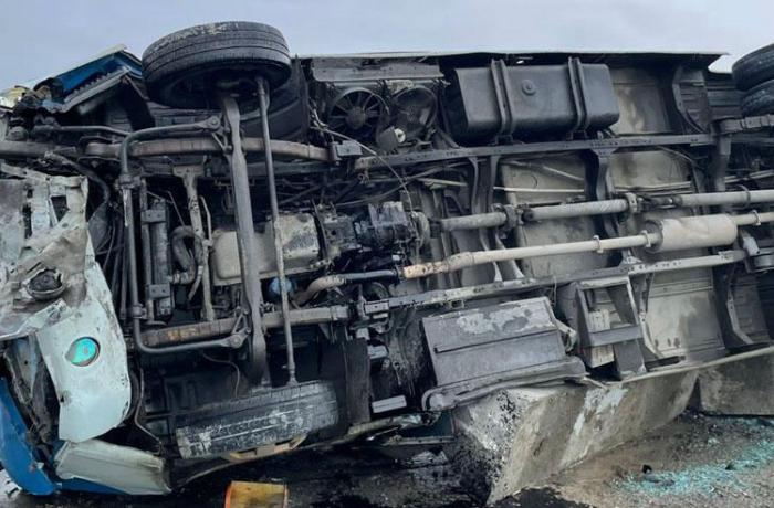 Britaniyalı turistləri daşıyan avtobus dərəyə aşıb