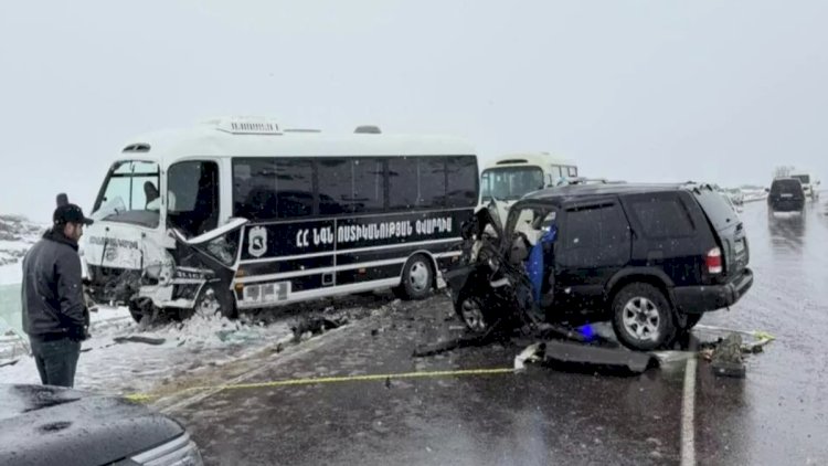 Paşinyanın kortejini müşayiət edən avtobus qəzaya uğradı