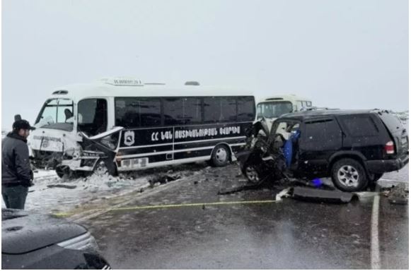 Nikol Paşinyanı müşayiət edən polis avtobusu qəzaya uğrayıb