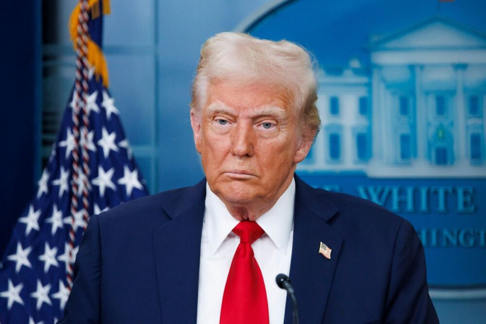 Tramp Vaşinqtonun dəniz blokadası tətbiq edə biləcəyi barədə məqaləni paylaşıb