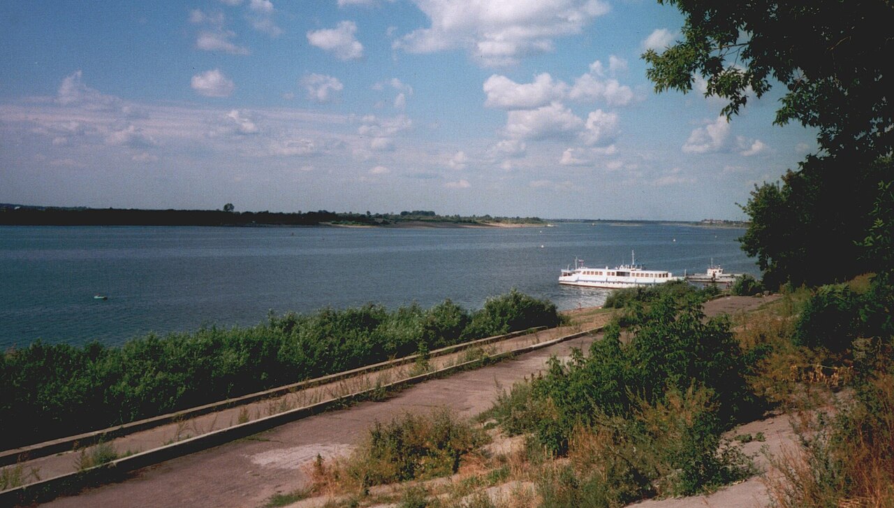 Rusiyada Tom çayı daşıb