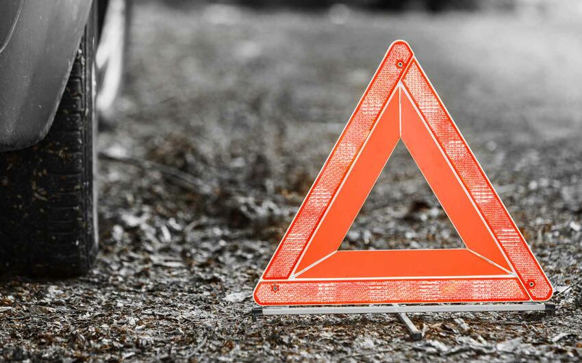 Salyanda minik avtomobilləri toqquşub