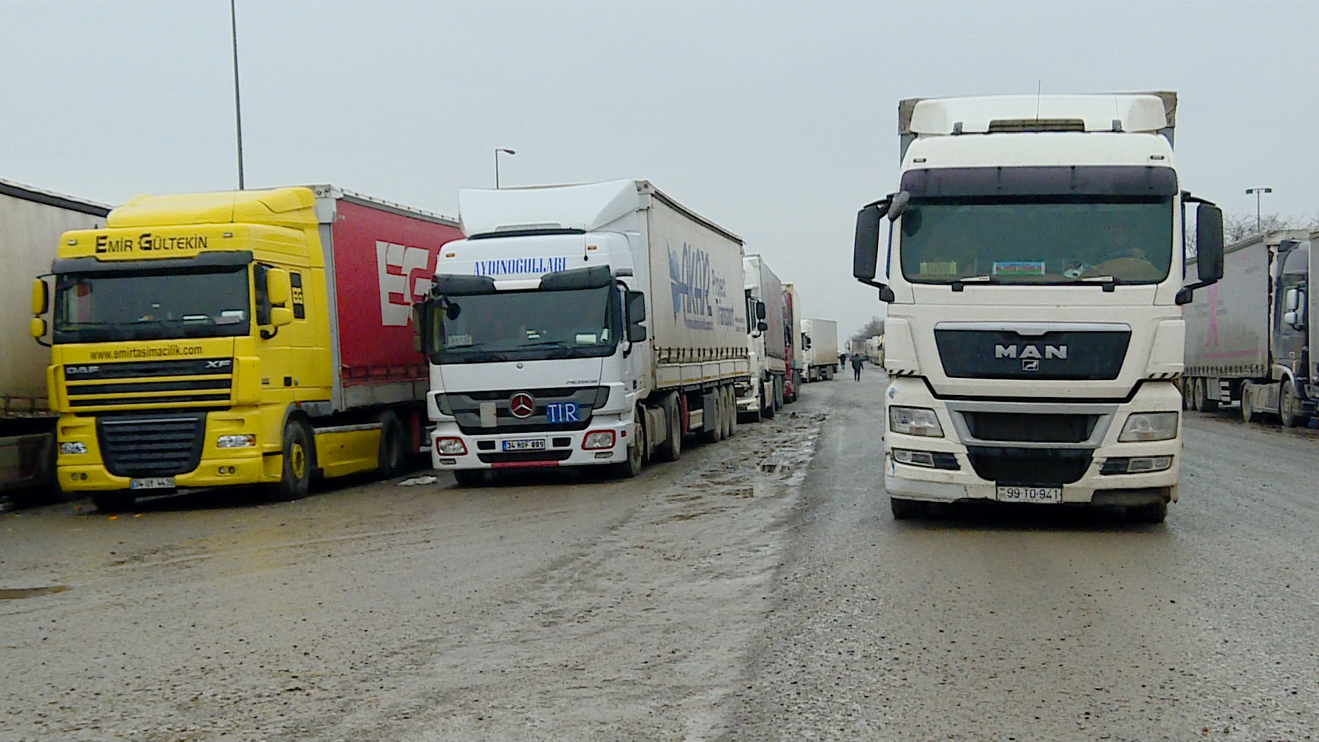 Gömrükdə gözləyən yük maşınlarının sayı açıqlanıb