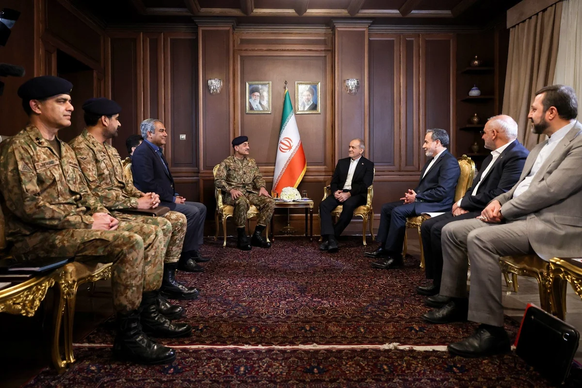 Məsud Pezeşkian Pakistan ordusunun baş komandanı ilə görüşüb