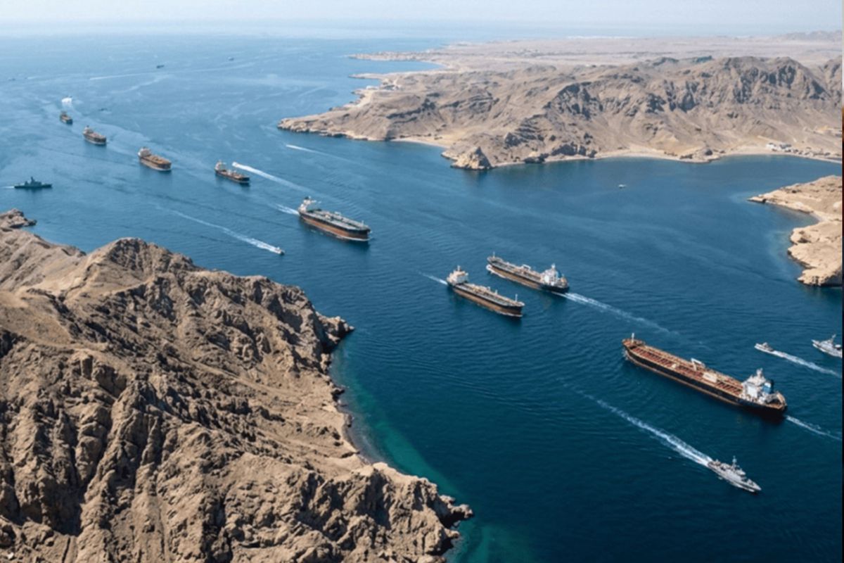 Hörmüz boğazını keçməyə çalışan iki gəmi atəşə tutulub