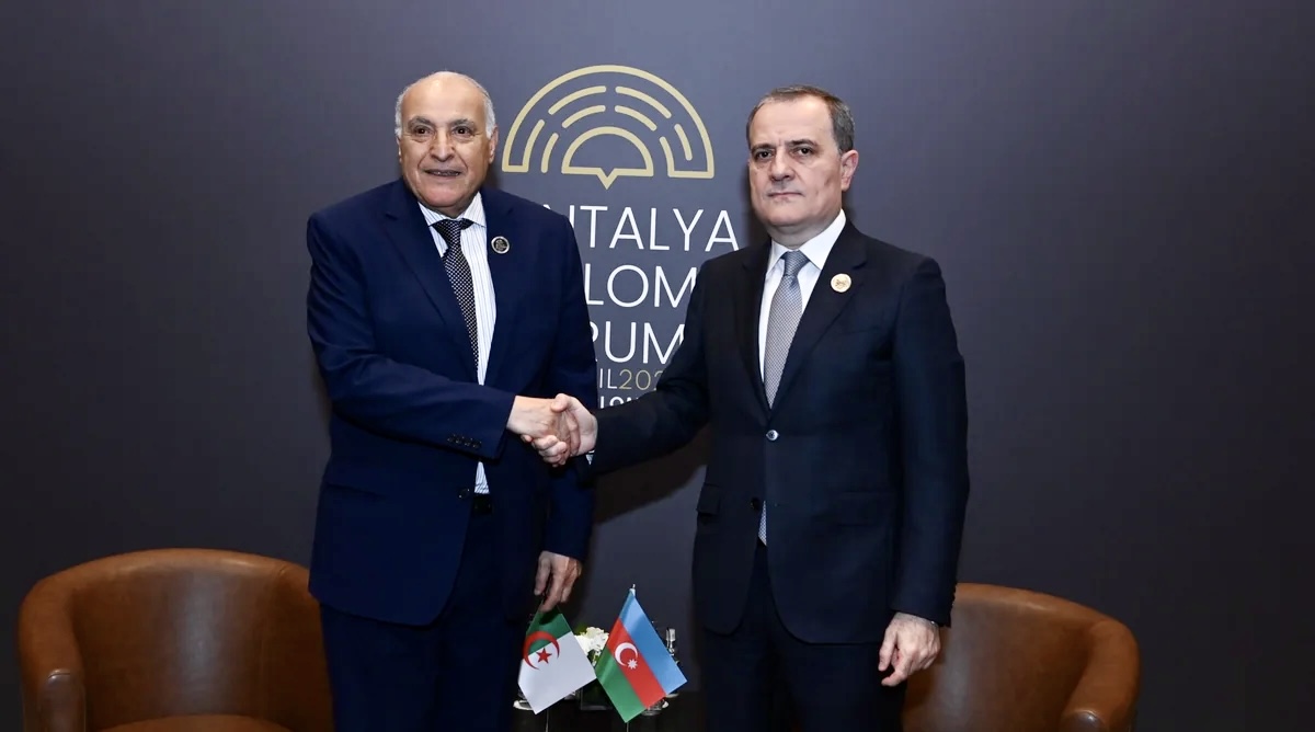 Ceyhun Bayramov əlcəzairli həmkarı ilə Yaxın Şərqdəki gərginliyi müzakirə edib