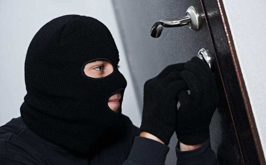 5 ev, 2 sexdən 20 min manatlıq oğurluq olub