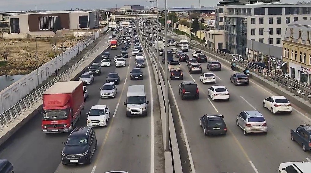 Bir sıra yollarda tıxac müşahidə olunur - SİYAHI