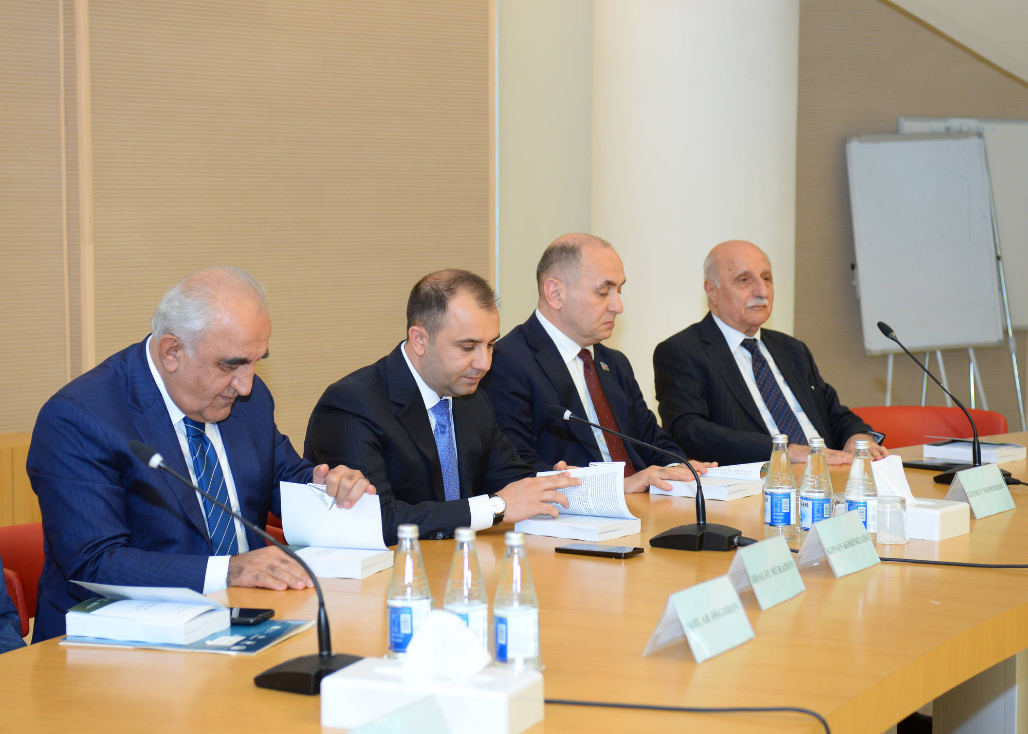 Qlobal təhsil təcrübələrini birləşdirən “Yeni çağırışlar” kitabı təqdim edilib