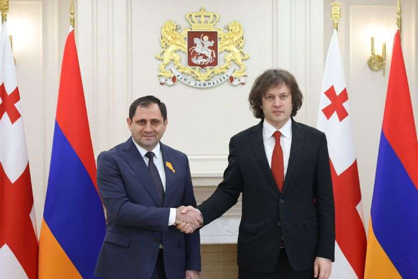 Gürcüstanın Baş naziri Ermənistan  Müdafiə naziri ilə görüşüb
