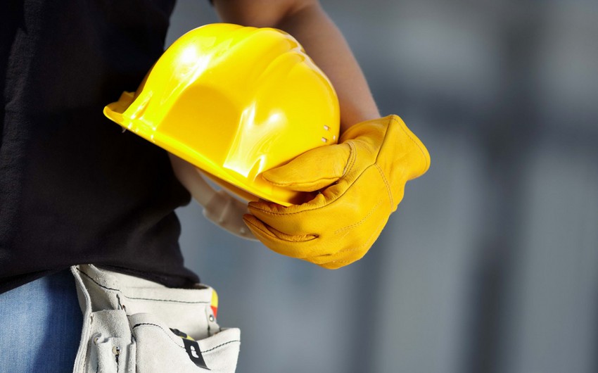 Fəhlə hündürlükdən yıxılaraq ölüb