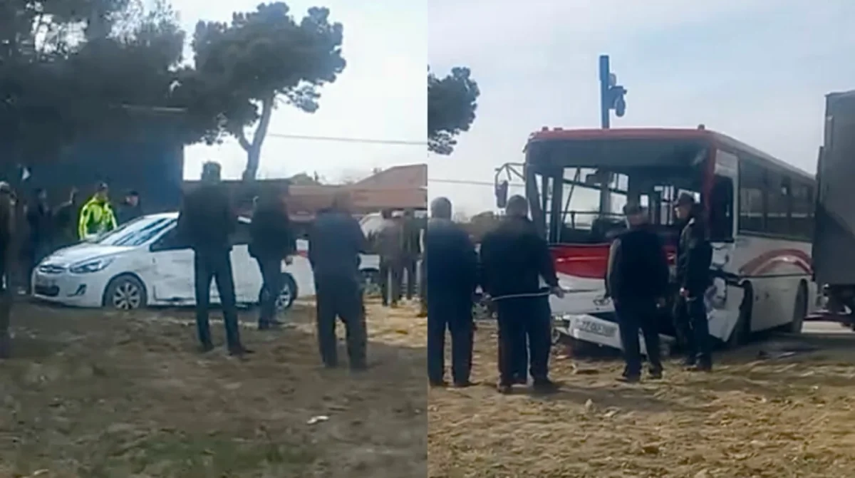 Sabunçuda sərnişin avtobusu qəzaya düşüb
