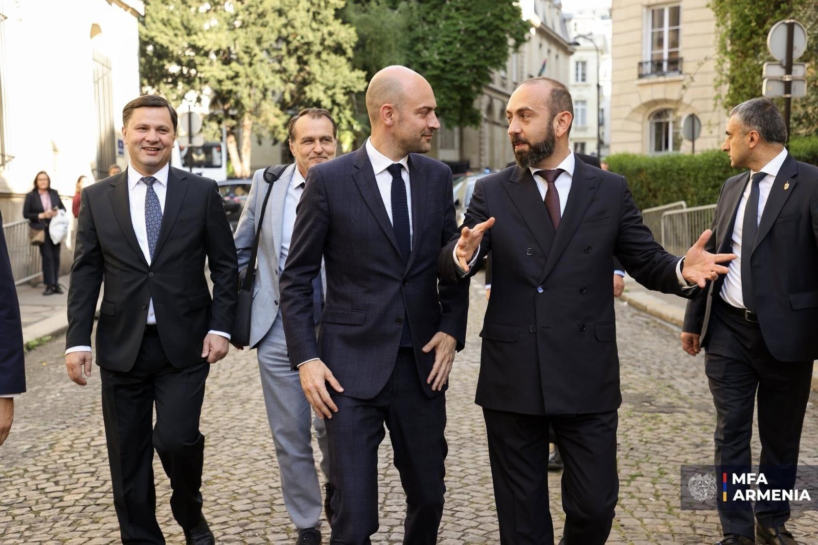 Ermənistan və Fransa XİN rəhbələri regional məsələləri müzakirə ediblər