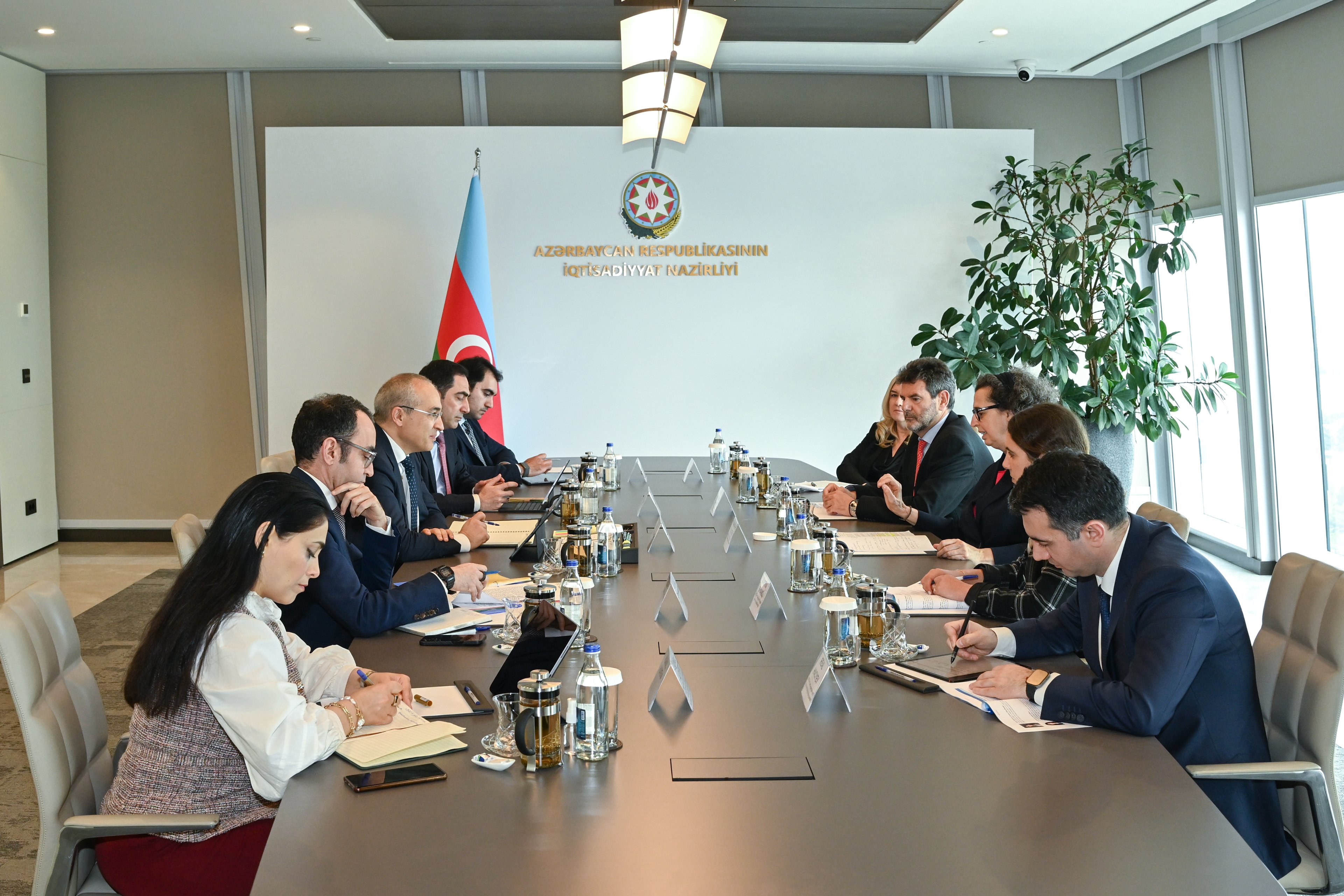 İqtisadiyyat Nazirliyində AYİB ilə əməkdaşlıq perspektivləri müzakirə edilib