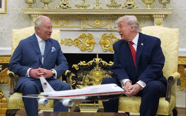 Tramp Kral və Kraliçanın şərəfinə viski tariflərini aradan qaldırıb