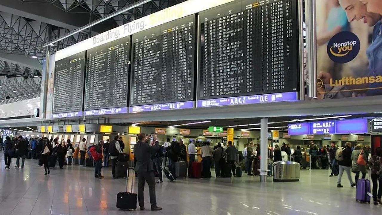 Hamburq hava limanında uçuşlar dayandırılıb