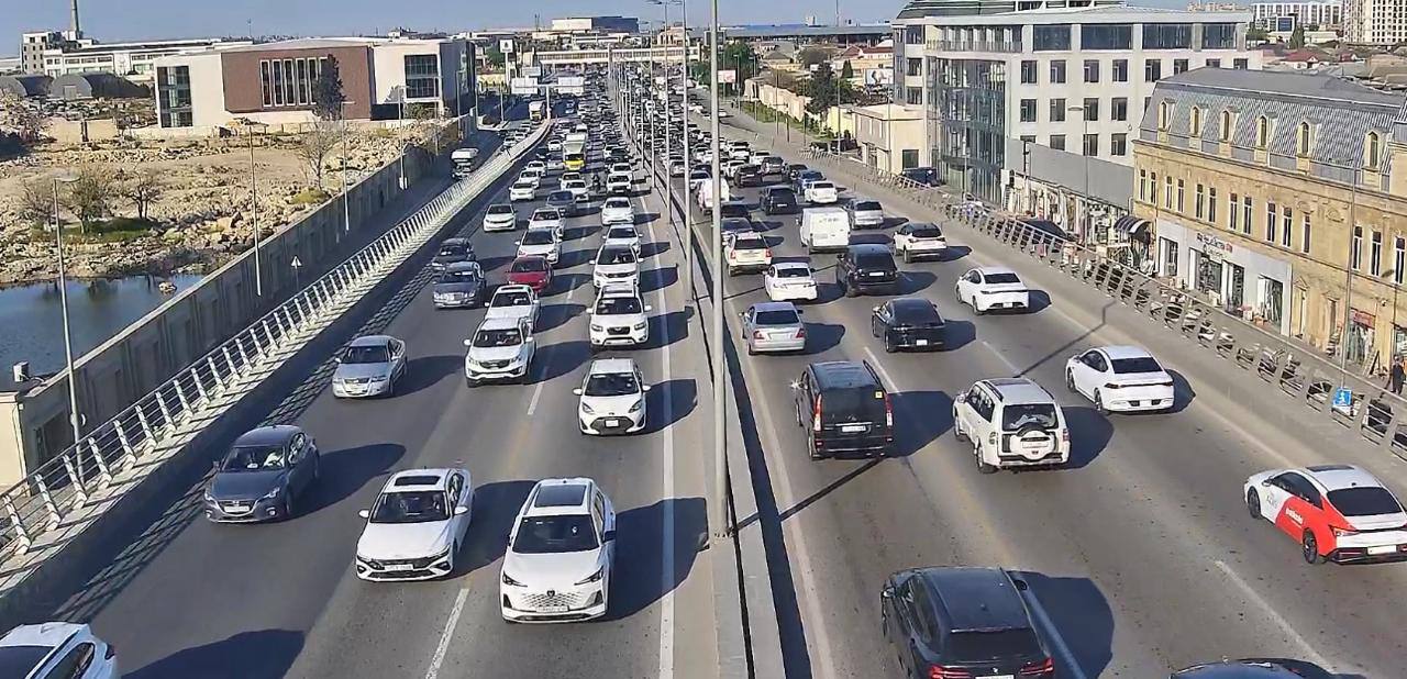 Bir sıra yollarda tıxac müşahidə olunur - SİYAHI