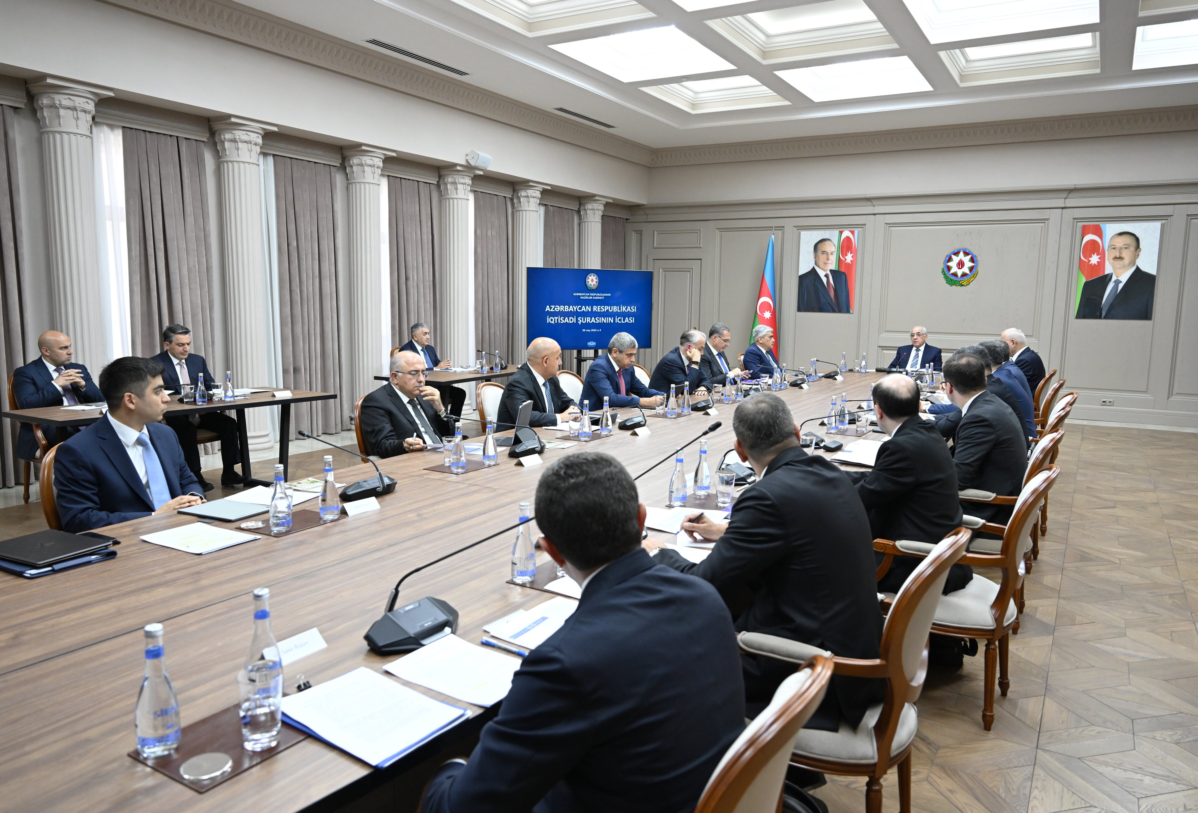 Əli Əsədovun rəhbərliyi ilə İqtisadi Şuranın iclası keçirilib