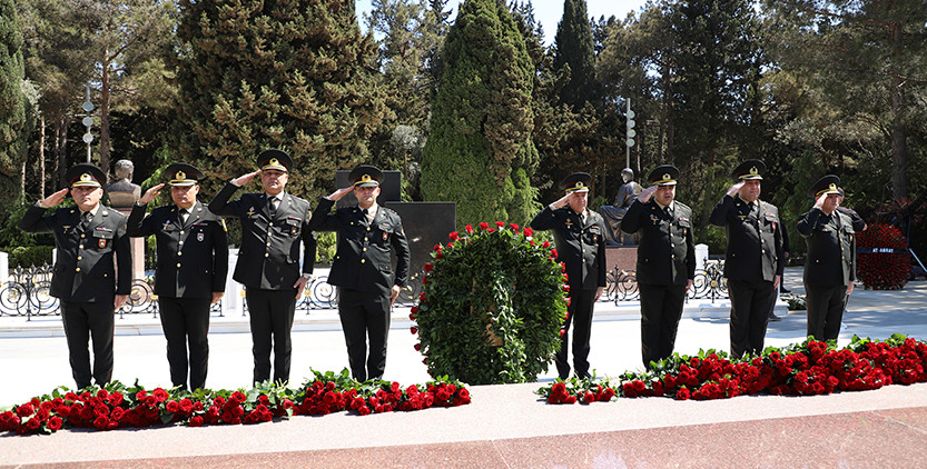 Səfərbərlik Xidmətinin şəxsi heyəti Heydər Əliyevin məzarını ziyarət edib