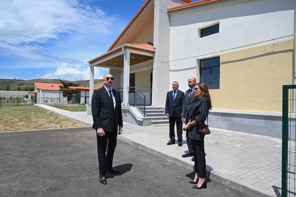 İlham Əliyev və birinci xanım Mehriban Əliyeva Şükürbəyli kəndində fərdi evlərdə yaradılmış şəraitlə tanış olublar
