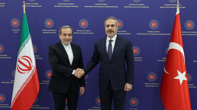 Hakan Fidan iranlı həmkarı ilə telefon danışığı aparıb