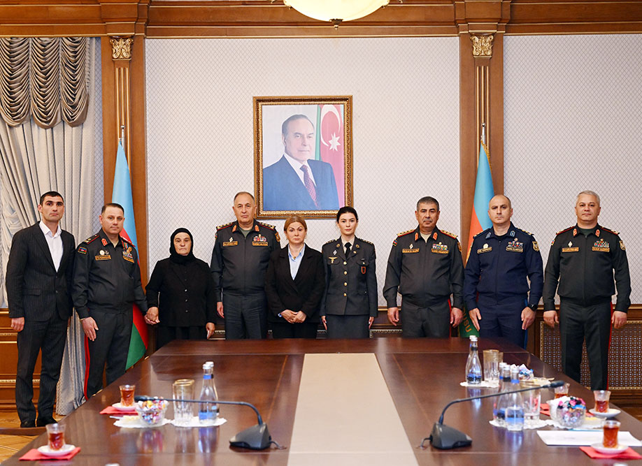 Müdafiə naziri Milli qəhrəmanların ailələrinə medallar təqdim edib
