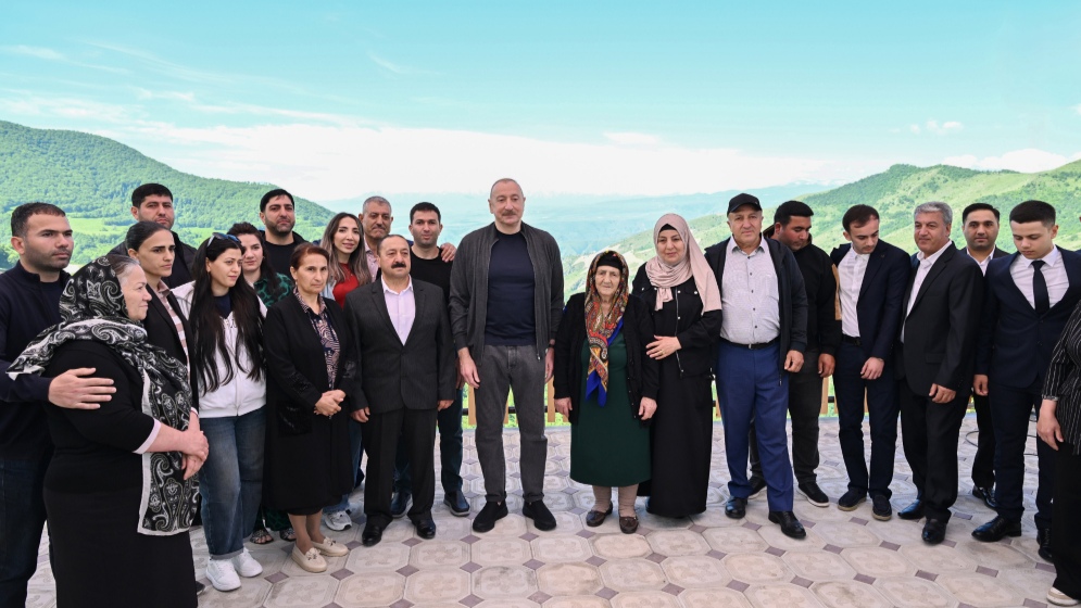 Prezident İlham Əliyev Şuşanın Böyük Qaladərəsi kəndində görülən işlərlə tanış olub, sakinlərlə görüşüb YENİLƏNƏCƏK