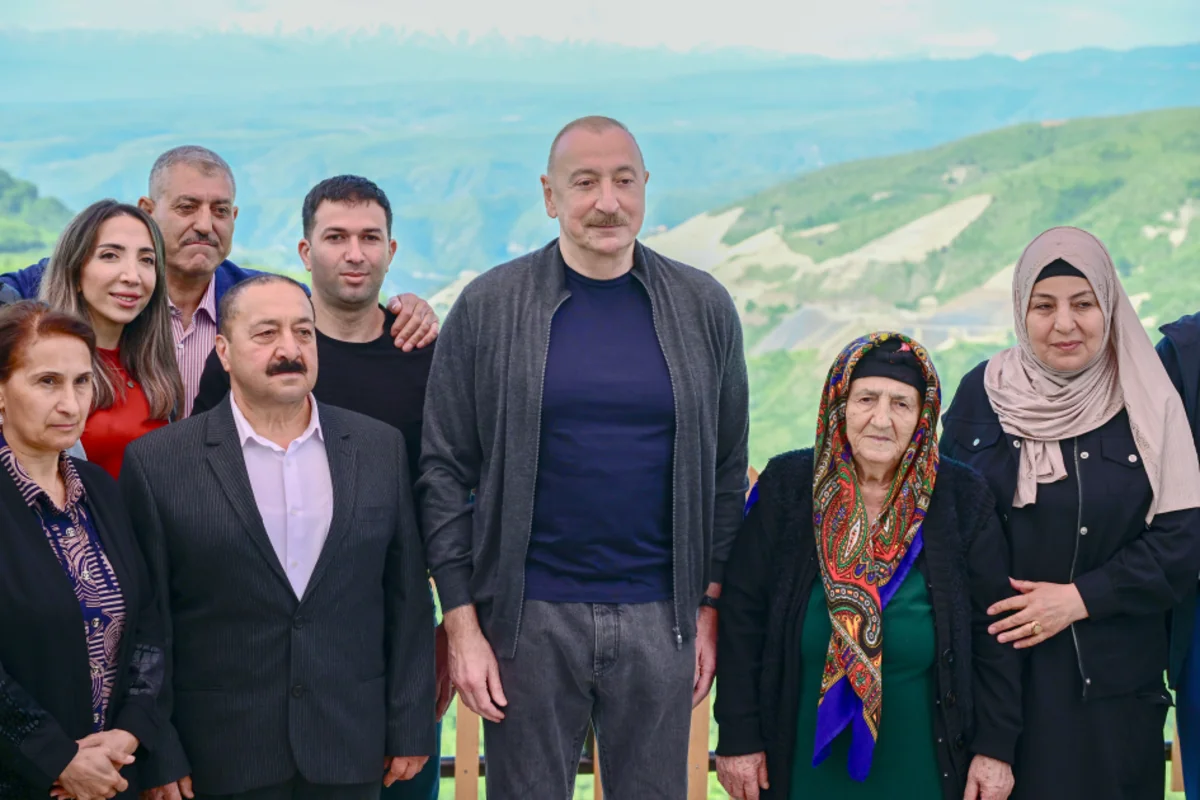 Prezidentin sosial media hesablarında Böyük Qaladərəsi kəndindəki sakinlərlə görüşü barədə paylaşım edilib