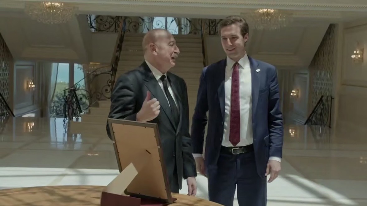 İlham Əliyev Donald Trampın hədiyyəsini Kaleb Orra göstərib