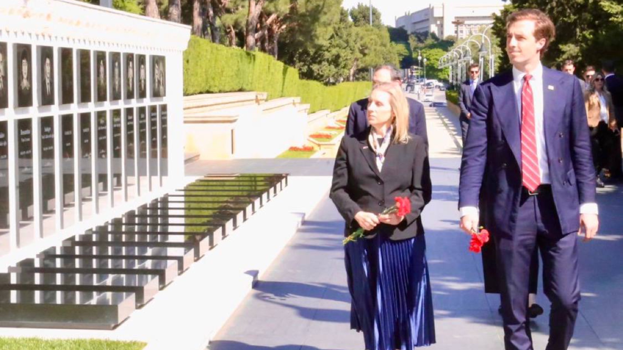 ABŞ Dövlət katibinin köməkçisi Şəhidlər Xiyabanını ziyarət edib