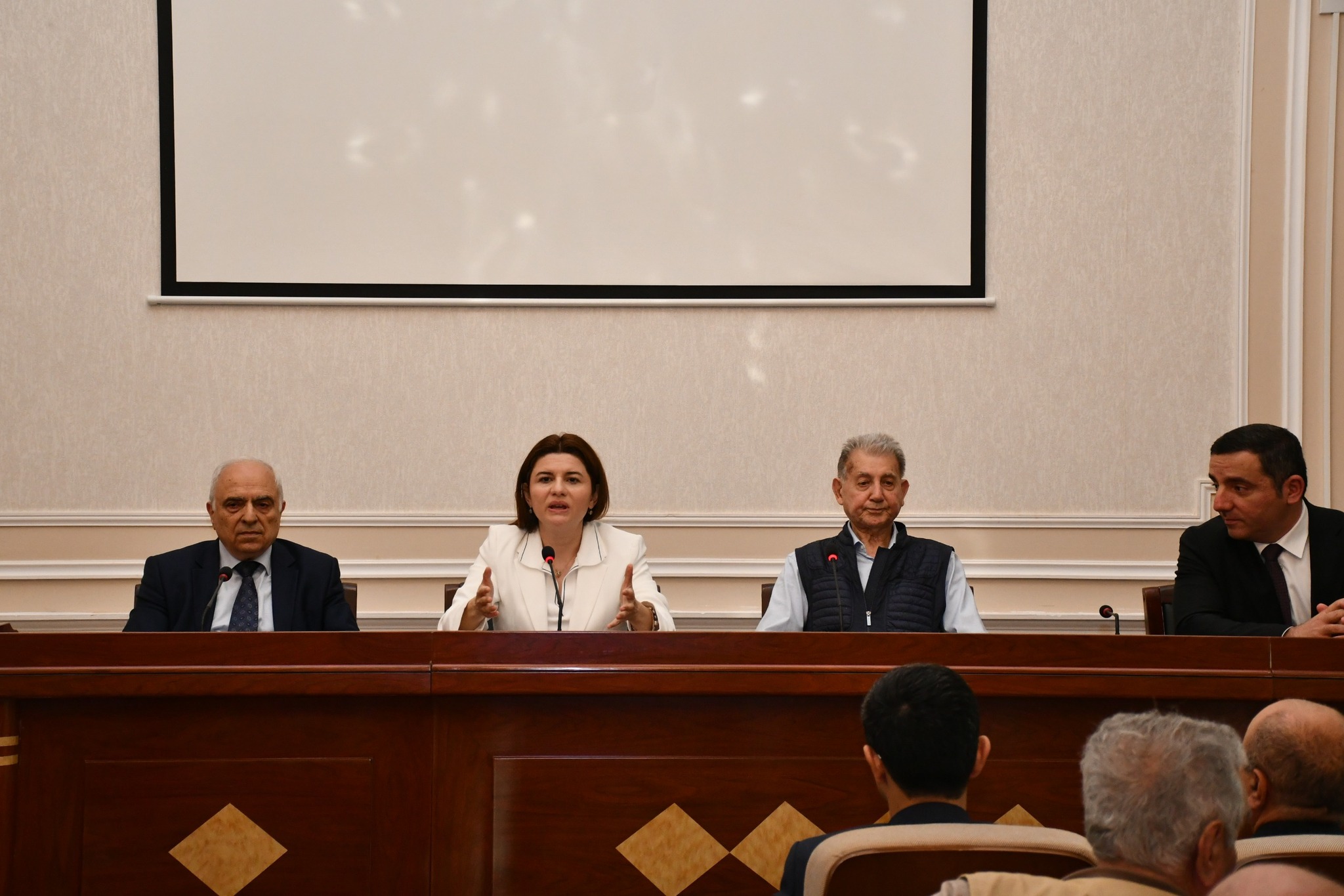 Geologiya İnstitutunda yeni təyinat kollektivə təqdim edilib