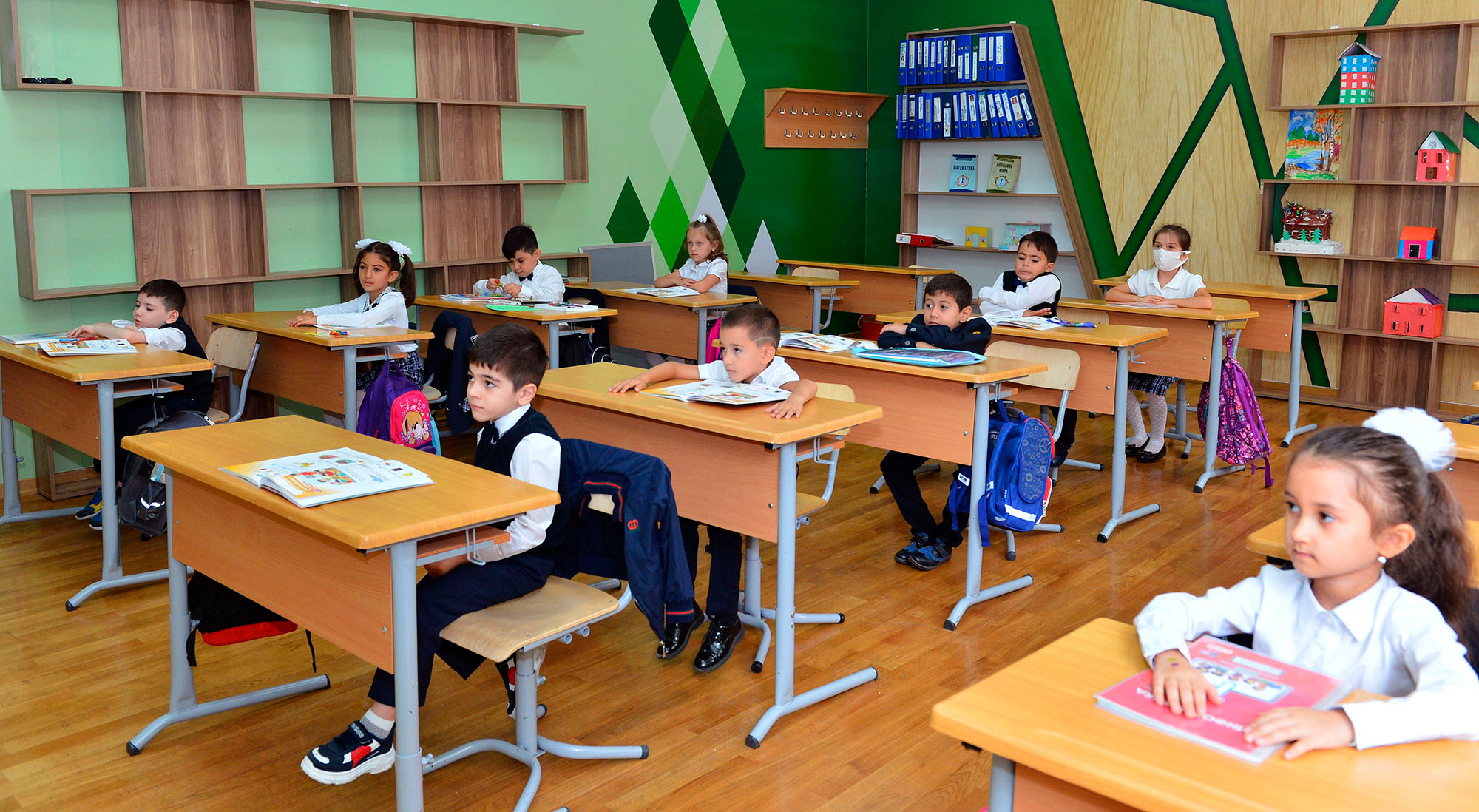 Milli Məclis məktəblərdə vahid geyim tələbini ilk oxunuşda qəbul edib