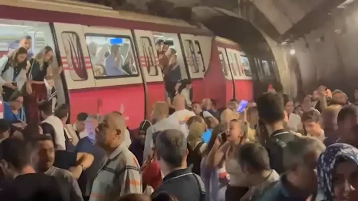 İstanbulda metro qatarı relsdən çıxıb