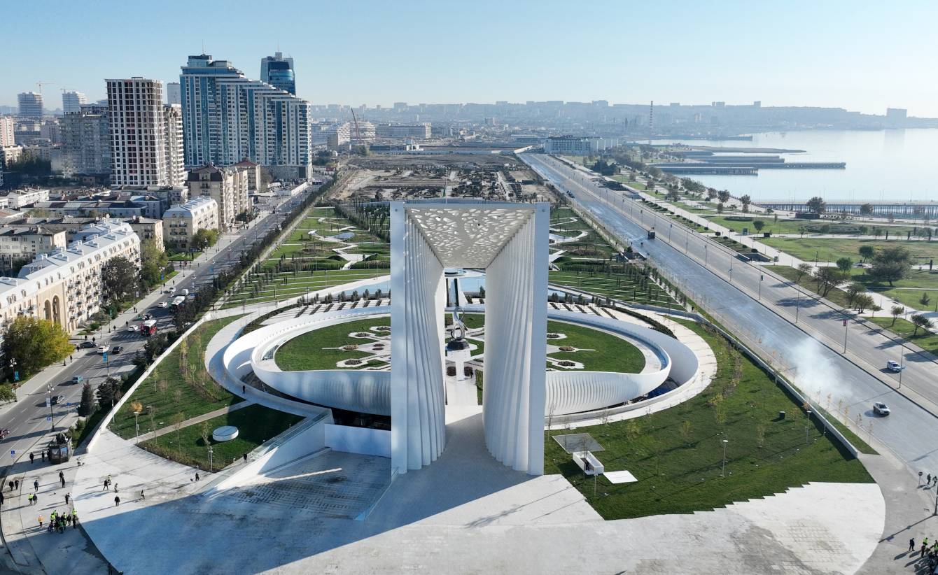 Türkmənistan Prezidenti Zəfər parkını ziyarət edib