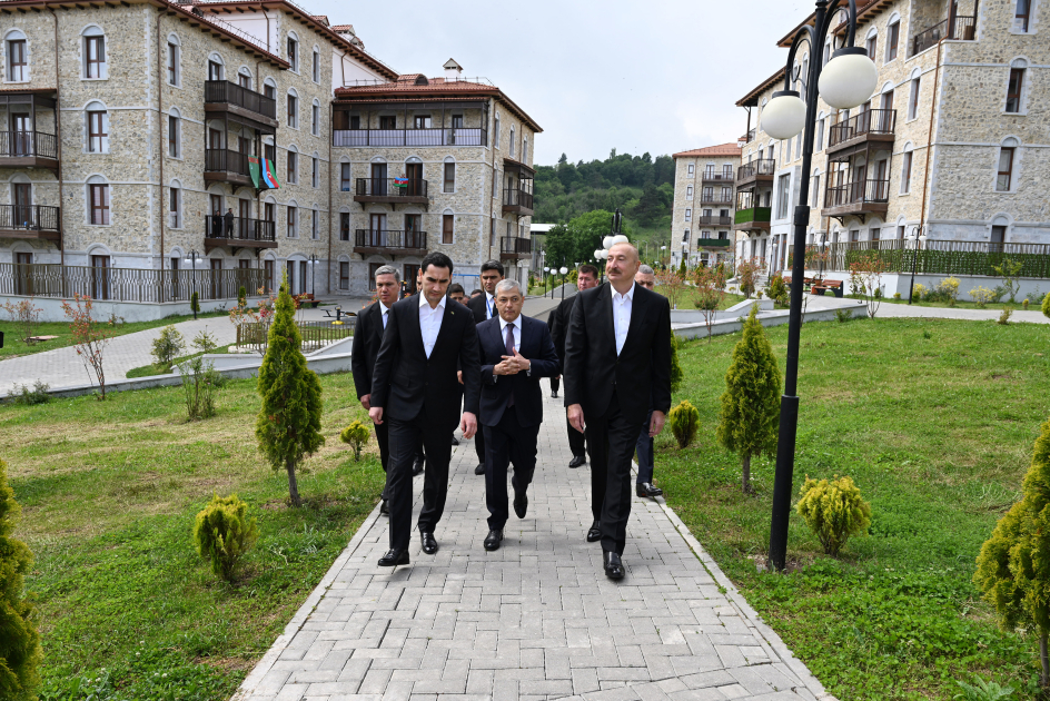  İlham Əliyev və Sərdar Berdiməhəmmədov Şuşa şəhərində inşa edilmiş birinci yaşayış kompleksində olublar