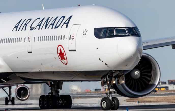 "Air Canada" təyyarəsi Bostonda təcili eniş edib