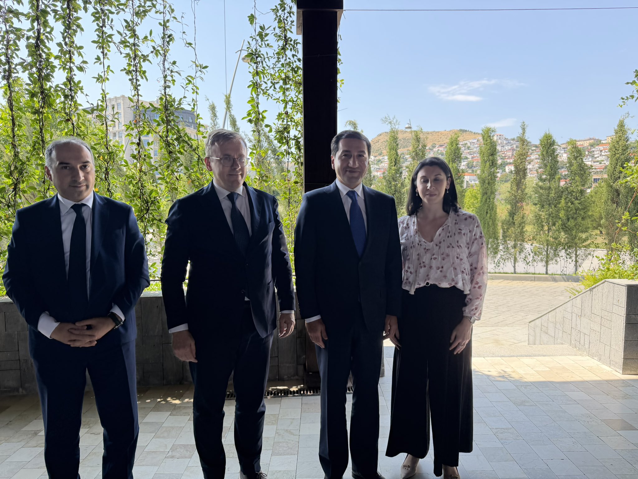 Hikmət Hacıyev Makronun müşaviri ilə regional prosesləri müzakirə edib
