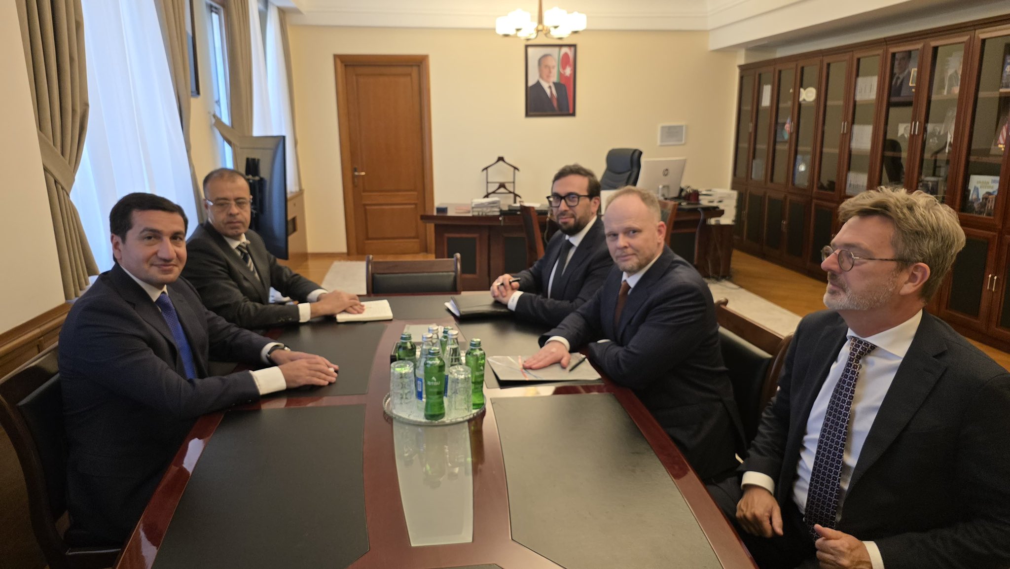 Hikmət Hacıyev NATO nümayəndəsi ilə görüşüb