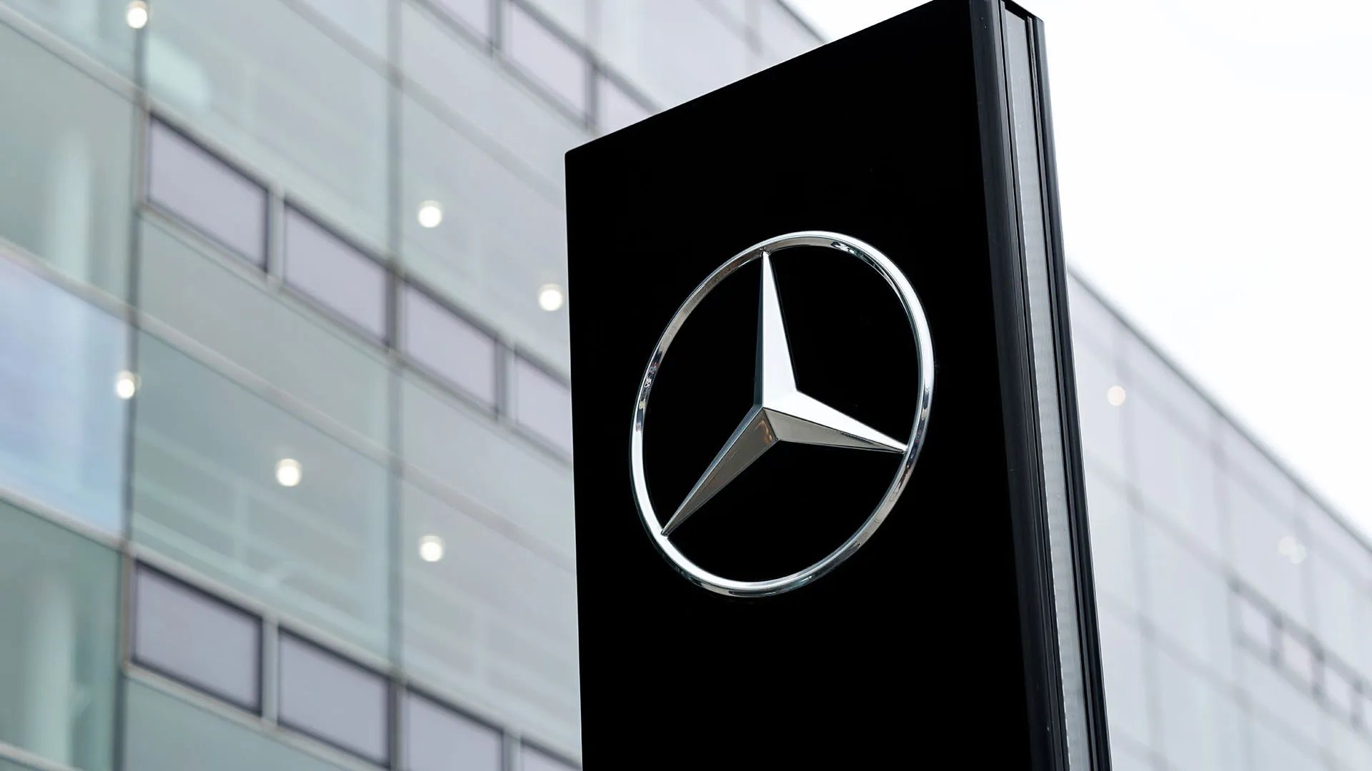 "Mercedes-Benz" 90.000 işçisi üçün yay ödənişlərini ləğv edib