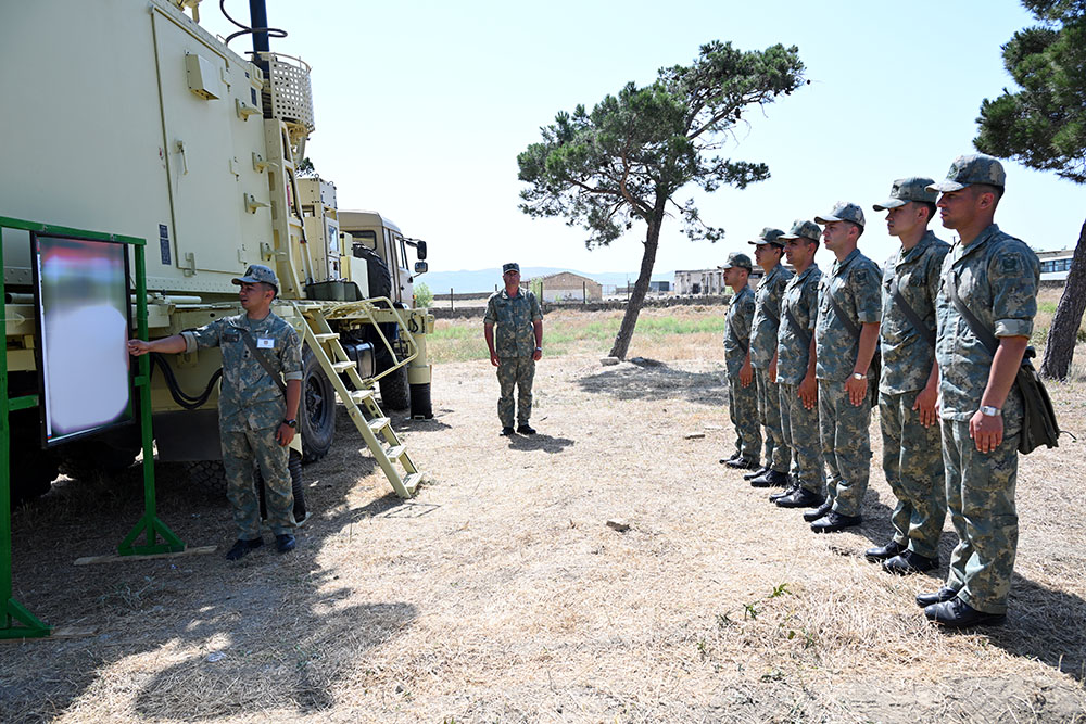 Azərbaycan Ordusunda gənc zabitlərlə nümayiş məşğələləri keçirilib