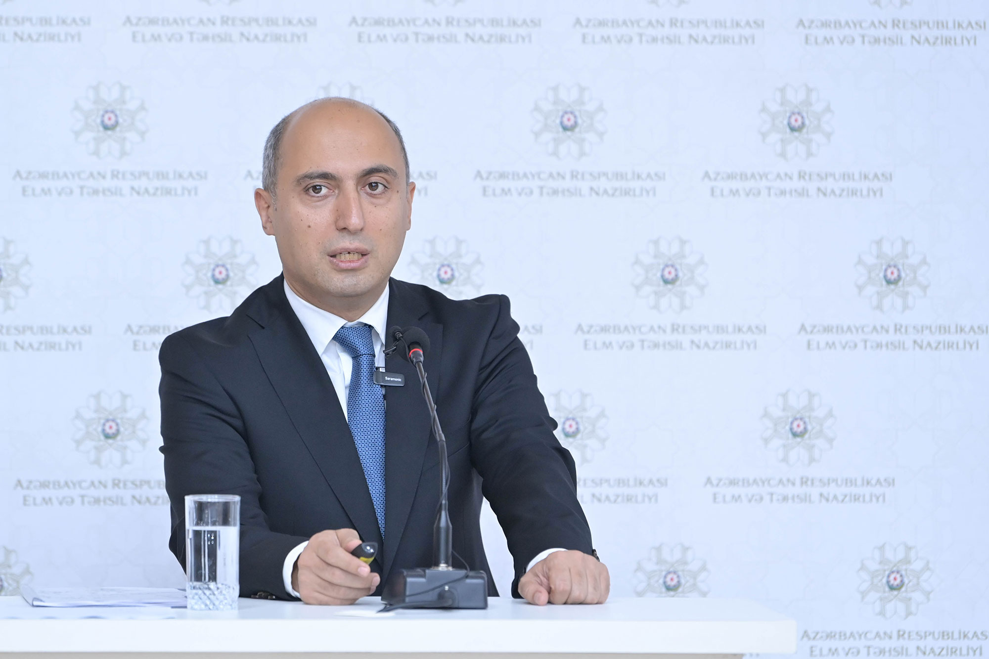 Nazir məktəblərdəki telefon qadağasından danışıb