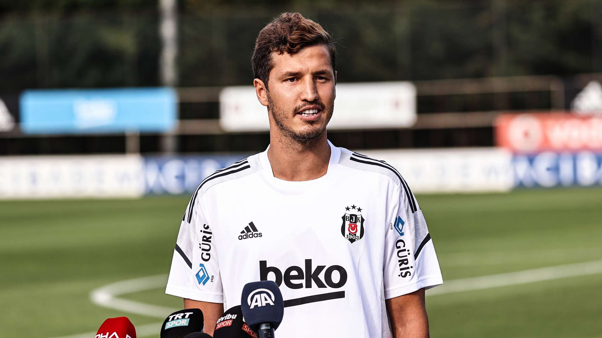 "Beşiktaş" Türkiyə millisinin sabiq üzvü ilə vidalaşdı