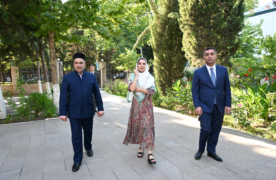 Leyla Əliyeva Yevlaxda Cümə məscidini ziyarət edib