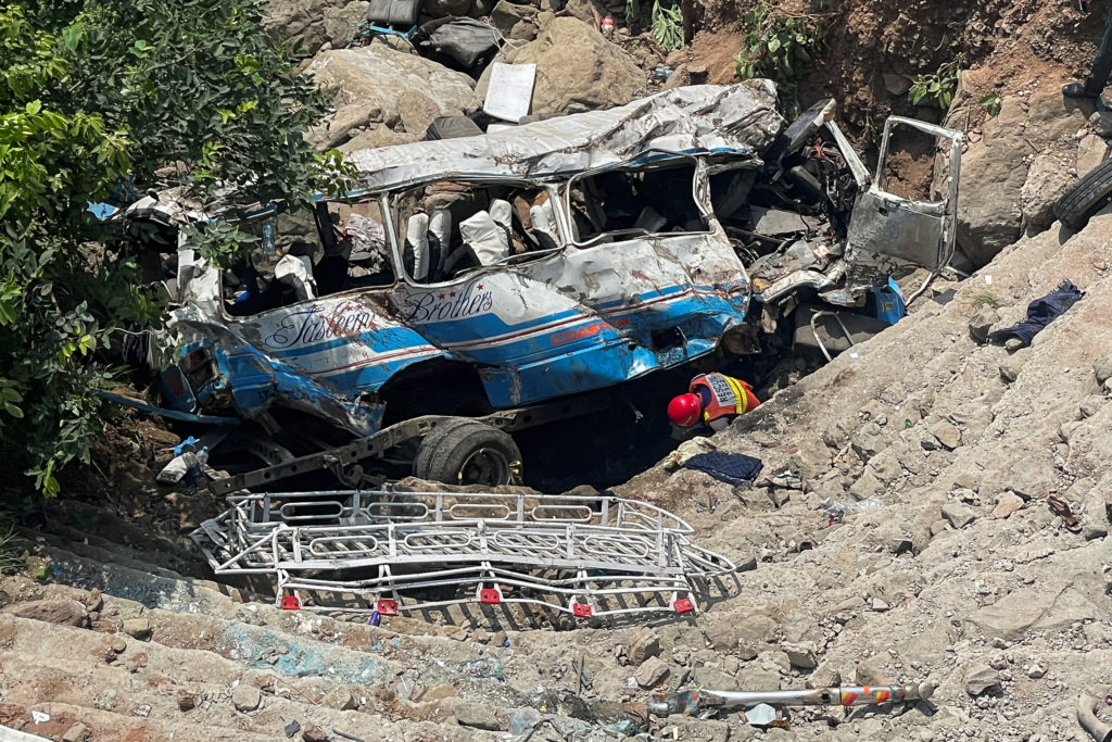 Pakistanda sərnişin avtobusu dərəyə aşıb, 40 nəfər ölüb