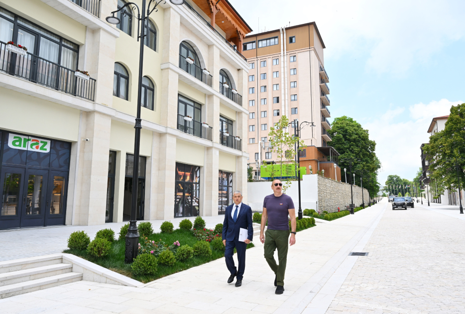 İlham Əliyev Şuşanın Qarabağ küçəsində dövlət-özəl tərəfdaşlığı çərçivəsində həyata keçirilmiş işlərlə tanış olub