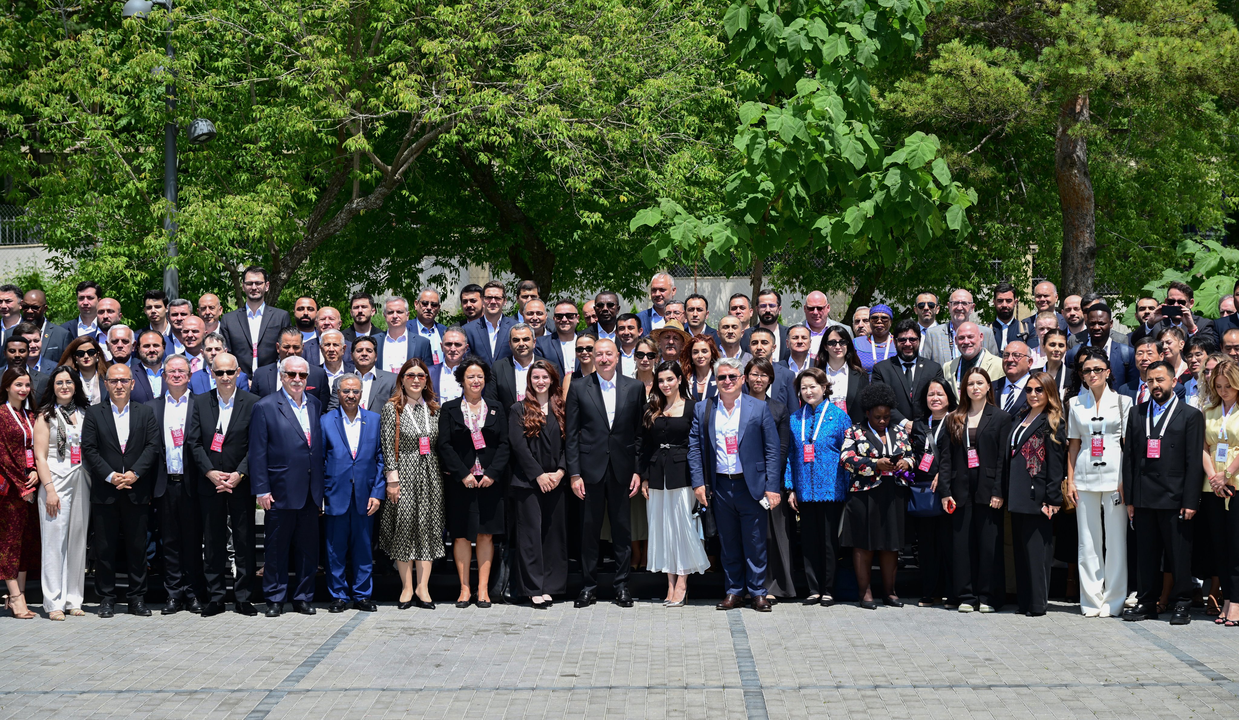 Prezident IV Şuşa Qlobal Media Forumunun iştirakçıları ilə - FOTO
