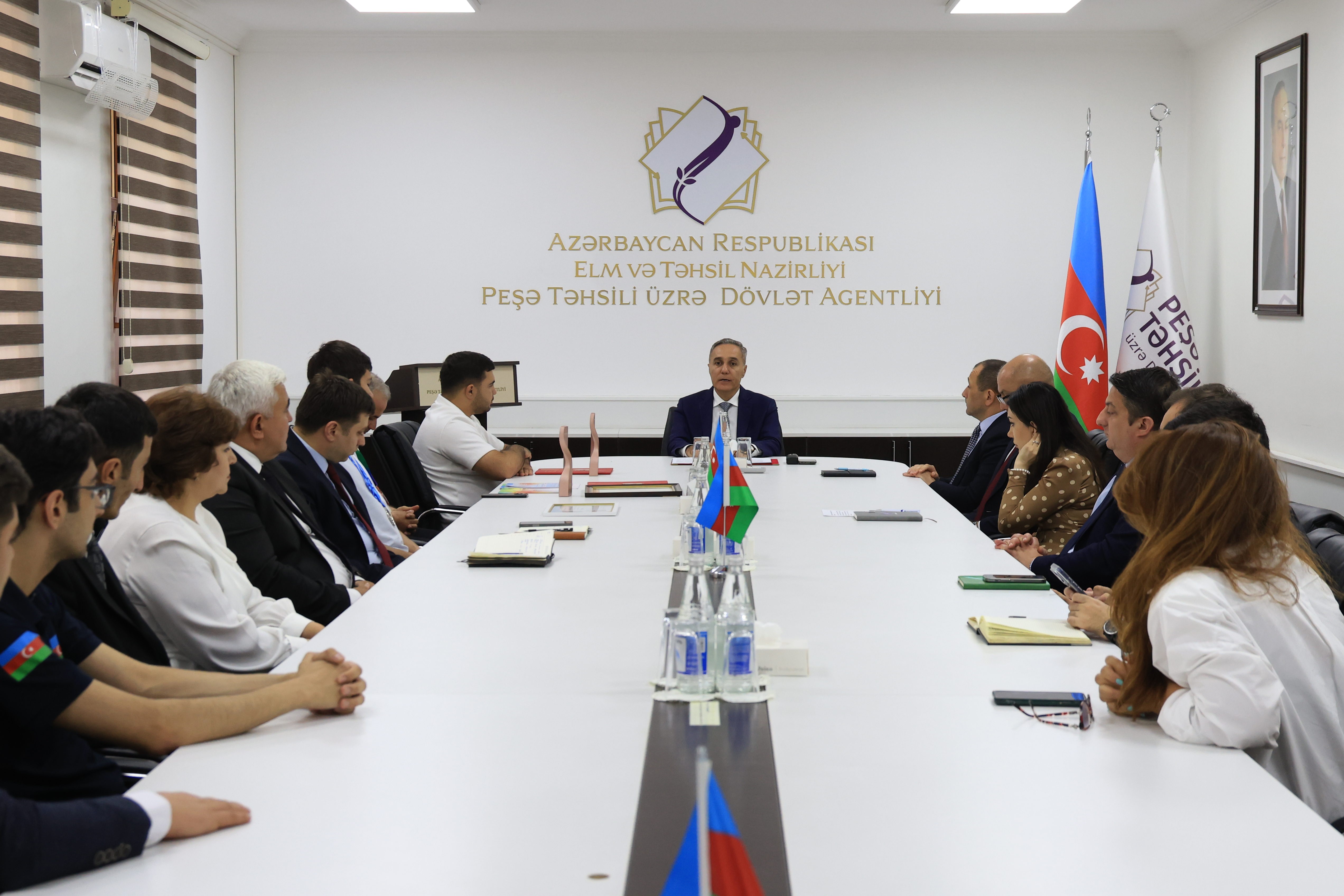 İlqar Bayramlı beynəlxalq bacarıqlar yarışlarında uğur qazanan iştirakçılarla görüşüb
