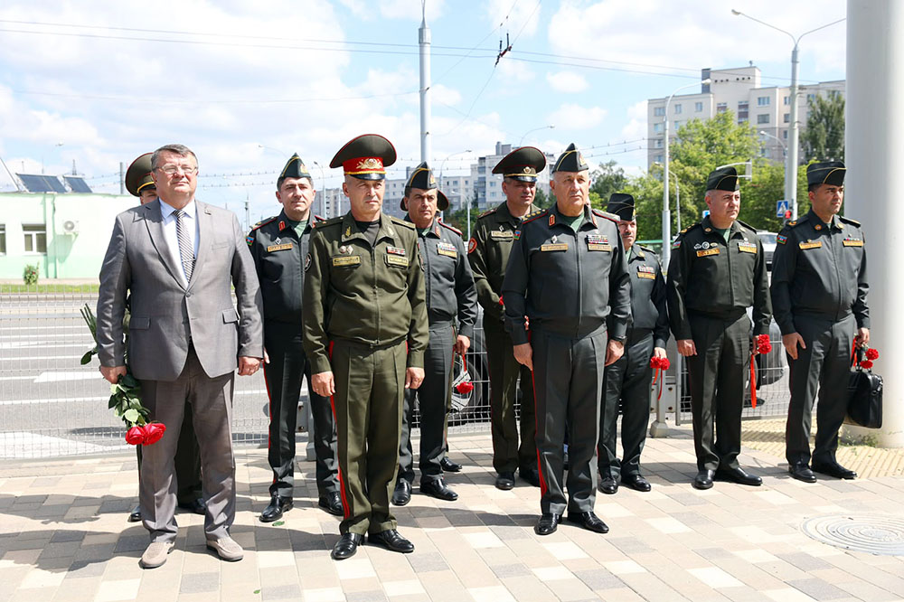 Kərim Vəliyev Belarusun pilotsuz aviasiya və xüsusi təyinatlı bölmələrində olub