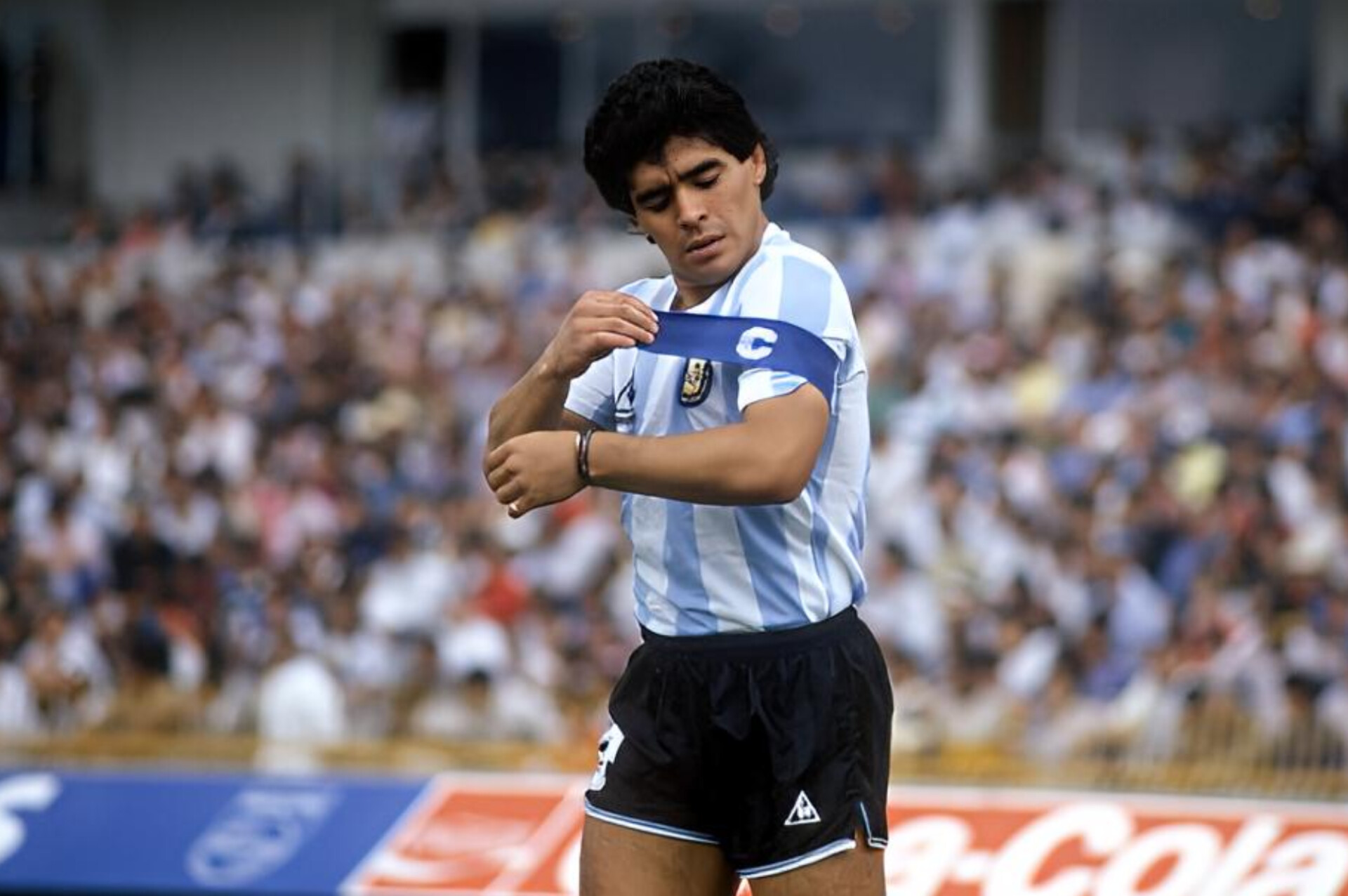 Dieqo Maradonanın 1986-cı il dünya çempionatındakı kapitanlıq sarğısı hərracda satılıb